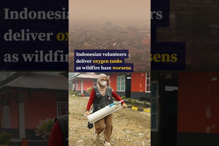Indonesian volunteers deliver oxygen tanks as wildfire haze worsens